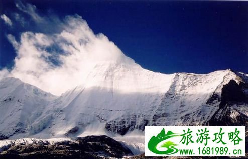 新浪旅游配图：木里白皑皑的雪山 图：新浪旅游