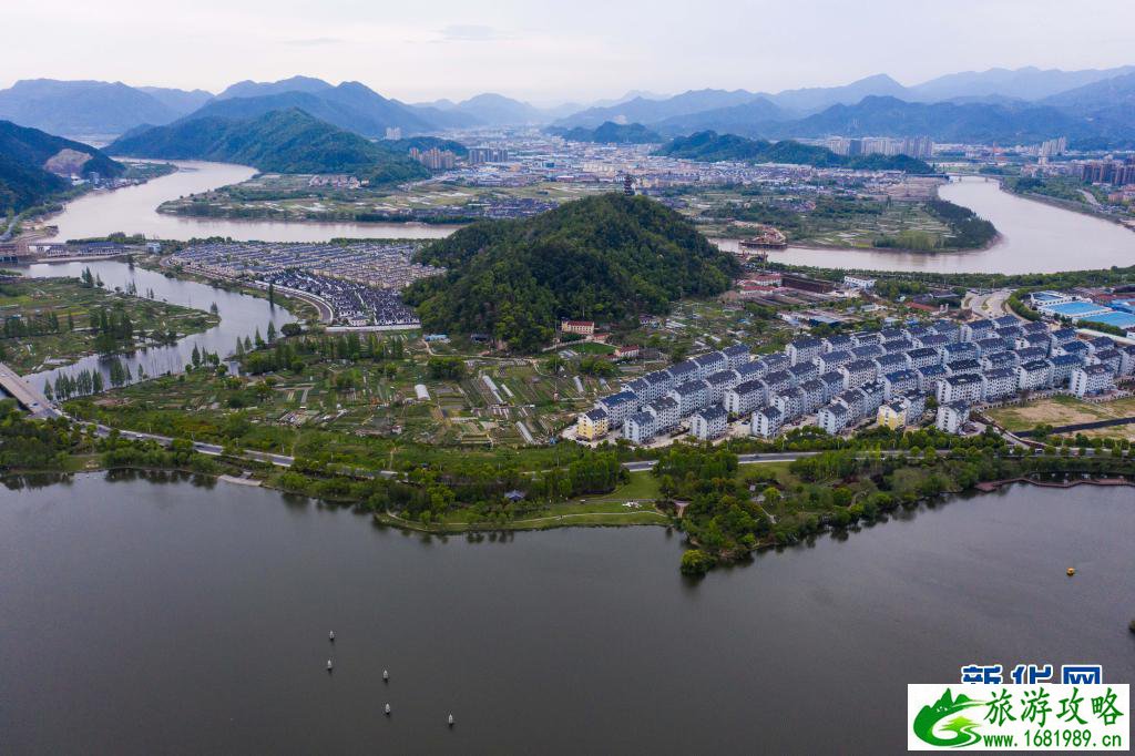 空中俯瞰台州临海的灵湖景区（4月7日摄，无人机照片）。新华社记者 徐昱 摄