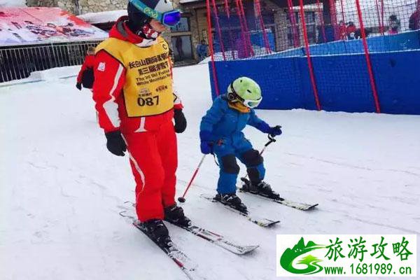 儿童滑雪几岁开始学比较好 儿童滑雪怎么穿衣服