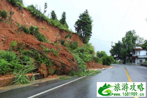 5月云南迪庆暴雨塌方路段及交通管制