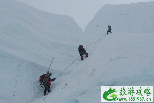 尼泊尔发布登山禁令 珠穆朗玛峰登山证暂停