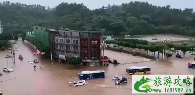 乐山大佛遭暴雨暂停接待游客 千佛岩景区万象亭被冲毁