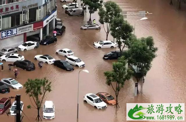 乐山大佛遭暴雨暂停接待游客 千佛岩景区万象亭被冲毁