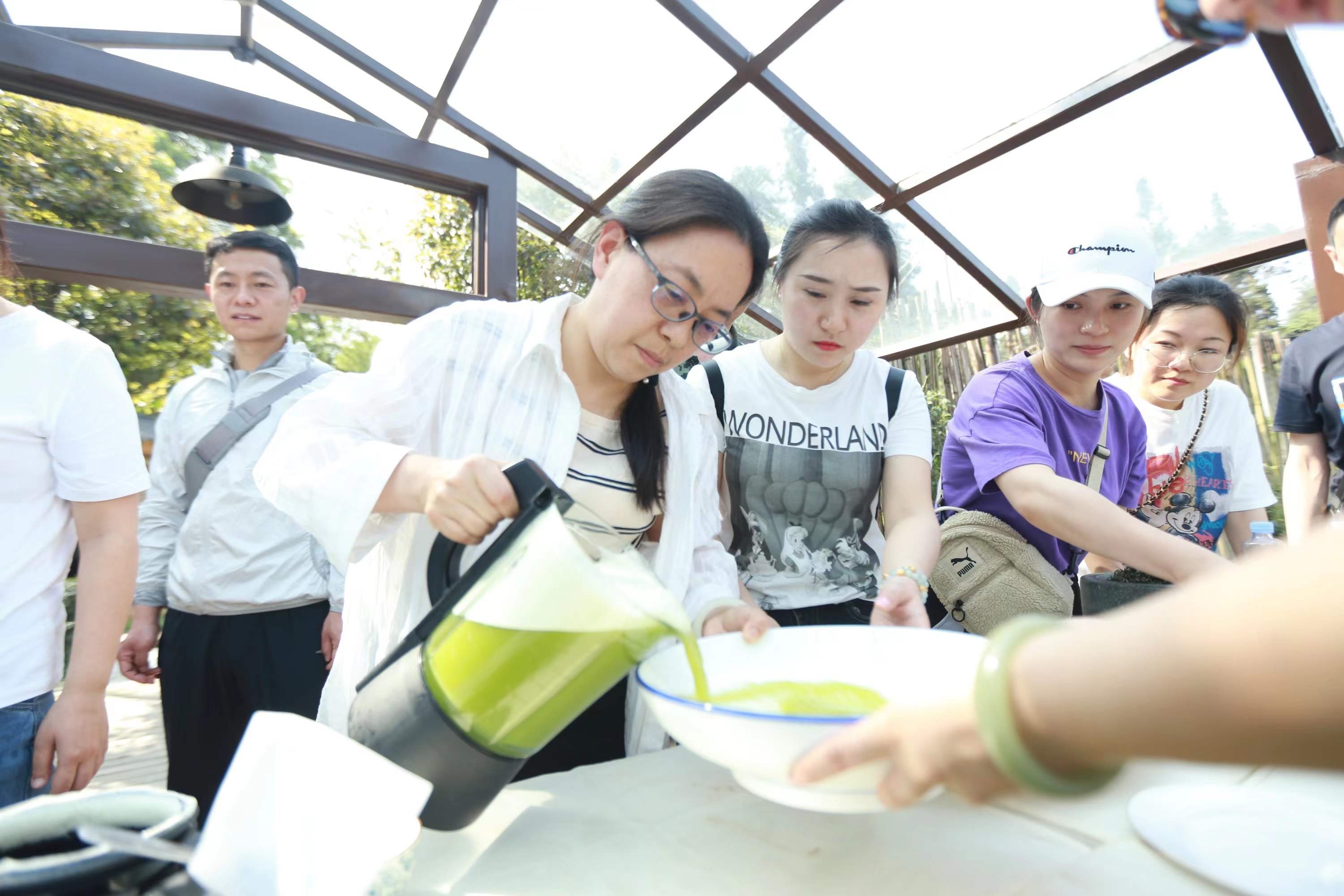 雅安市鲜叶榨汁制作绿茶包子.jpg